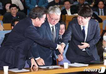 악수하는 이낙연·이준석