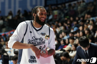 덩크 콘테스트 1위 차지한 KT 패리스 배스