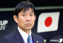 그라운드 바라보는 모리야스 하지메 감독