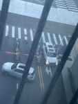 내 차에 손대면 불 지른다…주차 딱지 떼자 통행로 막아버린 BMW 빌런