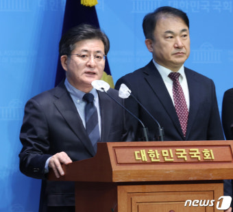 기자회견하는 박원석 미래대연합 창당준비위원장