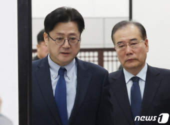 원내대책회의 참석하는 홍익표 원내대표