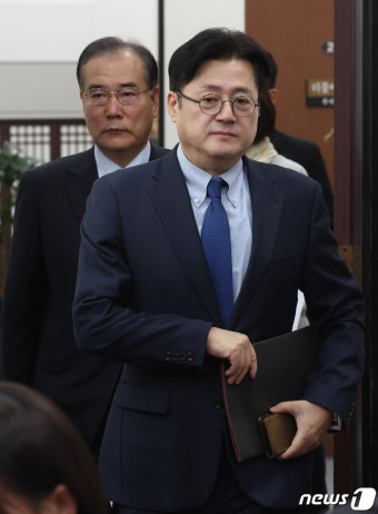 회의장 들어서는 홍익표 원내대표