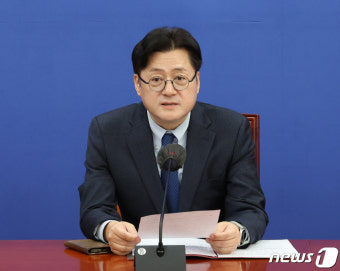 원내대책회의서 발언하는 홍익표 원내대표