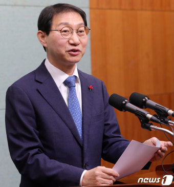 기자회견하는 김성주 의원