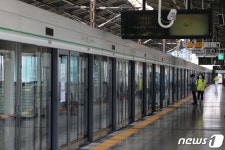 이제 죽겠다고 생각…사당역 지하철·스크린 도어 사이 갇힌 채 열차 출발