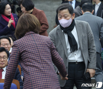 인사 나누는 이철규 의원