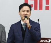 의총서 인사말하는 구자룡 비대위원