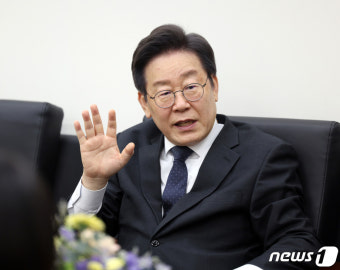 취재진 질문에 답하는 이재명 대표