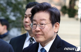 피습 부위에 반창고 붙이고 법정 향하는 이재명 대표