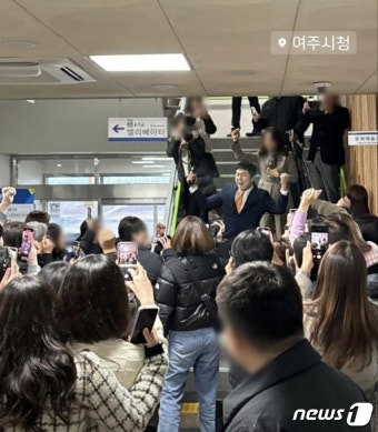 '금의환향' 기안84, 여주서 인파에 둘러싸여 두 주먹 불끈…