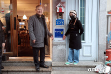 이상민 장관, 강릉중앙시장 내 착한가격업소 점검