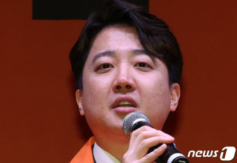 눈시울 붉히는 이준석 개혁신당 대표