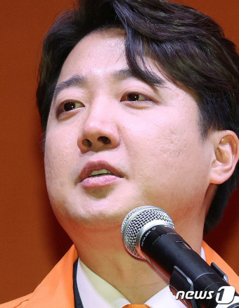 개혁신당 대표 수락연설 중 눈시울 붉힌 이준석