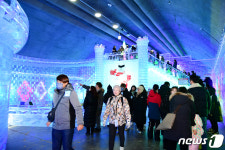 화천산천어축제장 실내얼음조각광장도 인기만점