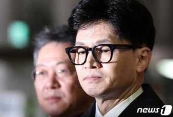 굳은표정으로 질문 듣는 한동훈 비대위원장