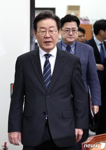 최고위원회의 참석하는 이재명·홍익표
