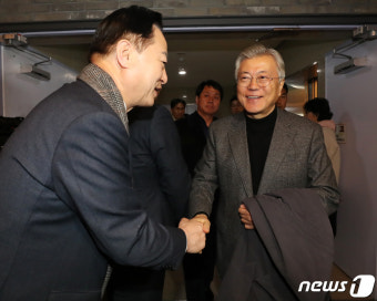김두관 의원과 악수하는 문재인 전 대통령