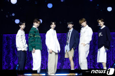 투어스, 세븐틴 동생 다운 무대