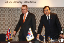 서이통상크록스 | 협상장 입장하는 통상교섭본부장과 주한 영국대사
