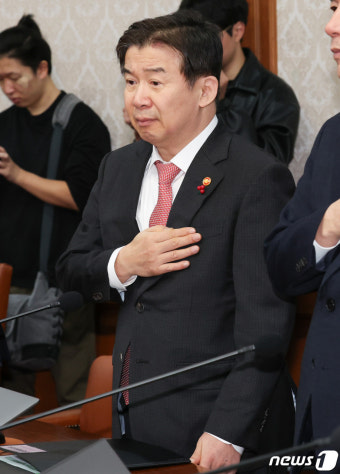 국민의례하는 유철환 국민권익위원장