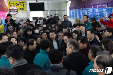 화재 피해 상인들과 대화하는 윤 대통령