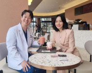 이정현, 연하 의사 남편과 데이트…닮은 동안 분위기 [N샷]