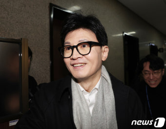한동훈 비대위원장, 밝은 표정으로 국회 출근