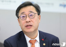 AI 현장 간담회 인사말 하는 박윤규 2차관