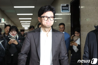 사무처 인사위해 이동하는 한동훈 비대위원장