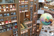 별마당 도서관 둘러보는 시민들