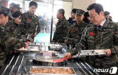 장병들과 식사 함께하는 이재명 대표