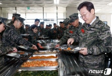 해병대 병영식당 찾은 이재명 대표