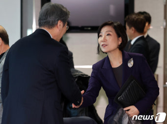 참석자들과 인사 나누는 오영주 장관