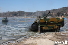 차가운 얼음물 위로