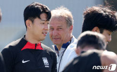 손흥민에게 귀엣말 하는 클린스만