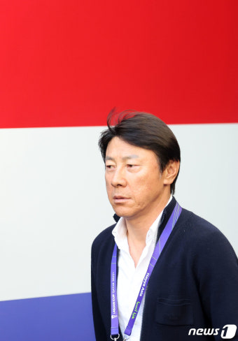 벤치 향하는 신태용 감독