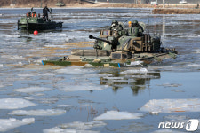 [뉴스1 PICK]꽁꽁 언 저수지도 두렵지 않다…혹한기 도하훈련 실시