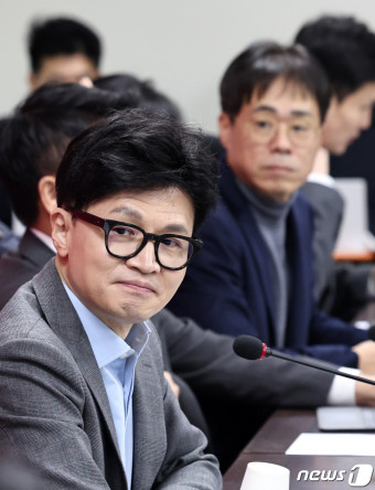 비대위 회의 참석한 한동훈 위원장과 김경율 비대위원