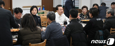 윤 대통령, 상인들과 의정부 부대찌개 오찬