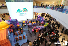 사람들로 붐비는 스타필드 수원점