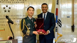 국방부, 맥아더 장군 태극무공훈장 실물 전달