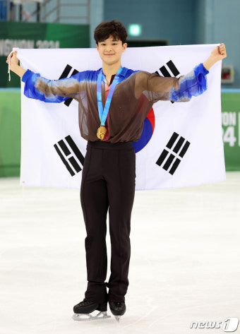 '청소년 올림픽 男 첫 금메달' 김현겸, 태극기 들고 미소