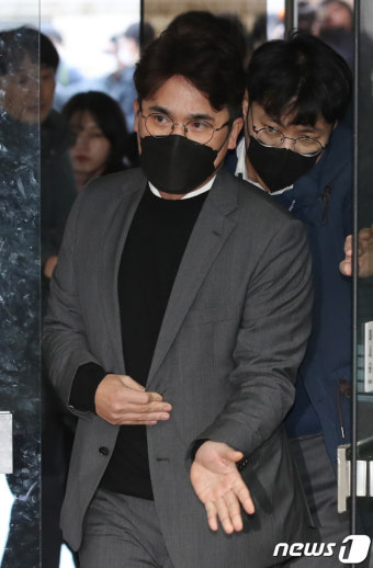 '뒷돈 수수' 혐의 KIA 장정석 전 단장, 구속 갈림길