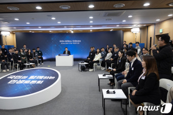 '국민과 함께하는 민생토론회' 경청하는 윤 대통령
