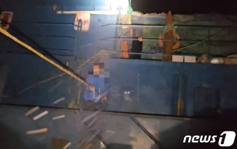 해경, 검문검색 불응하고 쇠파이프 휘두른 중국어선 2척 나포