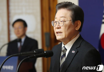 취재진 질문에 답하는 이재명 대표