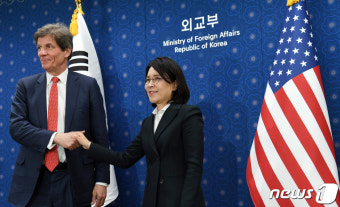악수하는 강인선 외교차관과 호세 페르난데스 차관