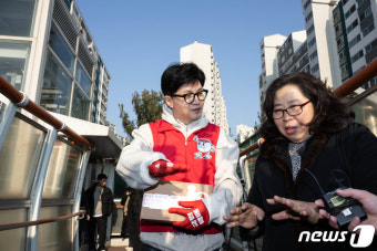 수원 천천동 육교서 애로사항 듣는 한동훈