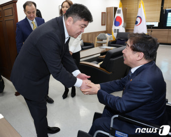몽골 국회의원 등 방문단과 인사하는 유철환 권익위원장